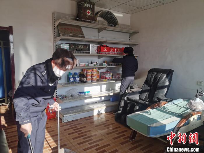 图为夫妻俩打扫“职工小家”。 阿拉善盟公安局供图 图为夫妻俩打扫“职工小家”。 阿拉善盟公安局供图