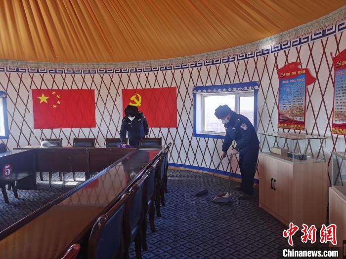 图为夫妻俩打扫“职工小家”。 阿拉善盟公安局供图 图为夫妻俩打扫“职工小家”。 阿拉善盟公安局供图