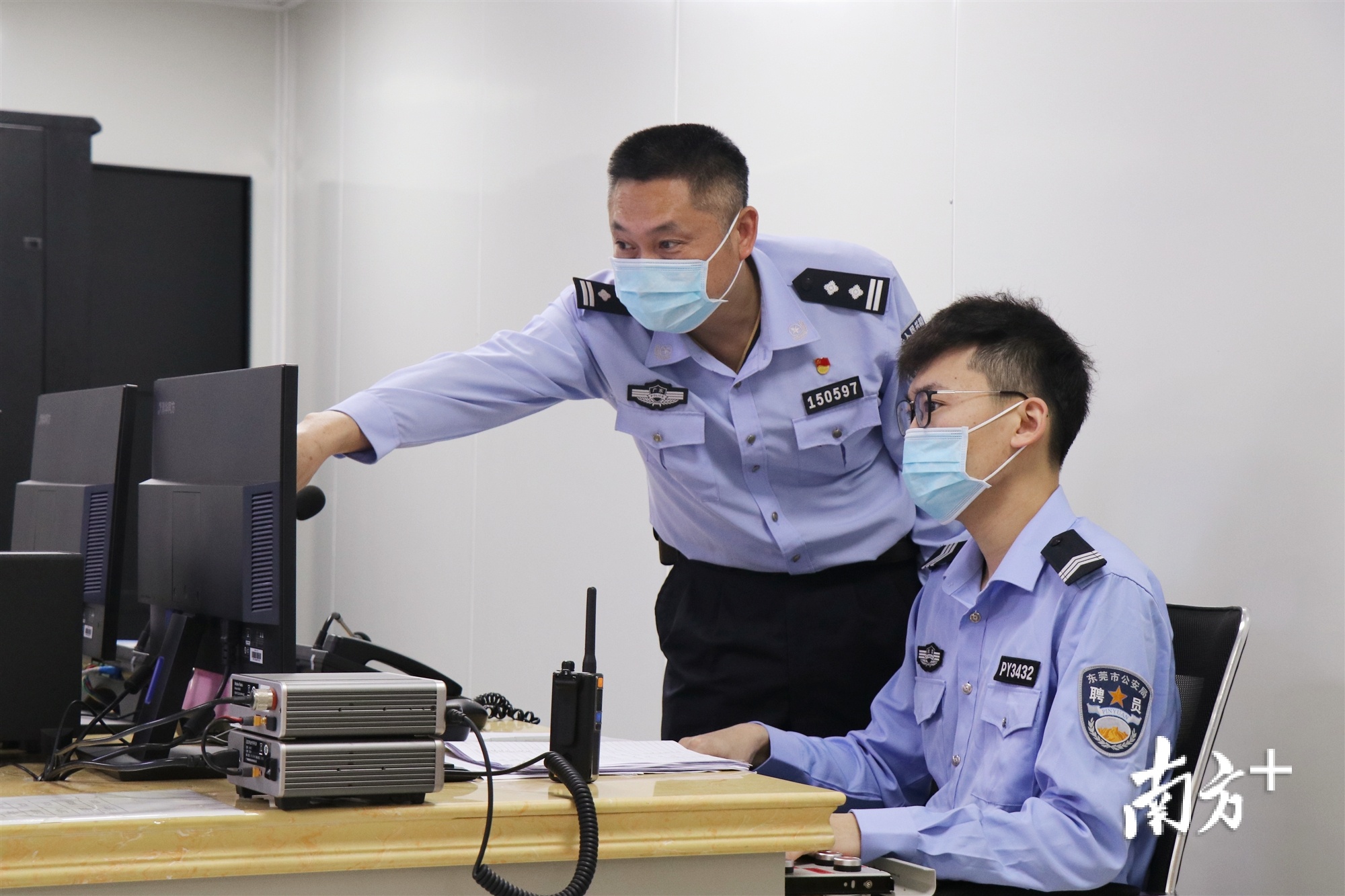 东莞市第二看守所管教一大队教导员孔暖恩在监所指挥中心开展巡查工作。 东莞市第二看守所管教一大队教导员孔暖恩在监所指挥中心开展巡查工作。