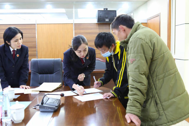 广东政法机关将教育整顿成效迅速转化为服务群众强大动力。图为中山市检察院发挥检察职能,为一名突遭家庭变故的未成年人提供司法救助。 广东政法机关将教育整顿成效迅速转化为服务群众强大动力。图为中山市检察院发挥检察职能,为一名突遭家庭变故的未成年人提供司法救助。