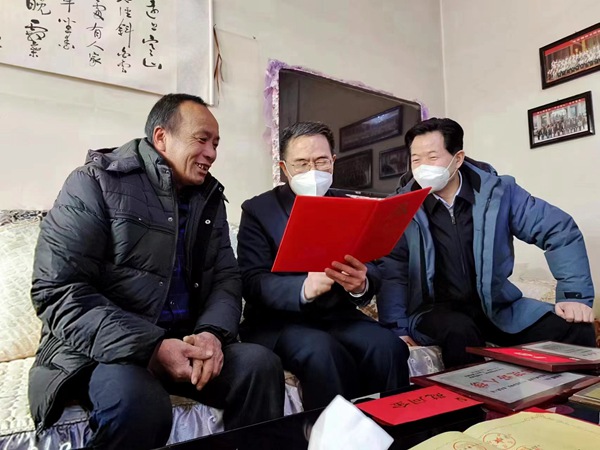 甘肃省委常委、省委政法委书记刘长根在平凉市静宁县灵芝乡张堡村慰问全国“见义勇为先进个人”张锁锁。甘肃省见义勇为基金会供图